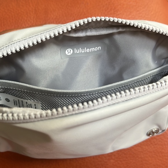 Lululemon 🍋 Silver Drop ➡️LARGE⬅️ (2L) Everywhere Belt Bag New With Tags - Picture 4 of 5
